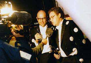 Muntre Morten og Bo Bomuld udtaler sig i forbindelse med "Det prikkede pingvinshow" på "Natuglen"  Midtfyns Festivalen 1996