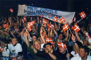 Foreningen KVALM med et "Mere kummer"-banner